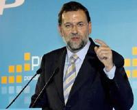 Rajoy acusa a Zapatero de "triturar" la Constitución y dar "regalos a los terroristas"