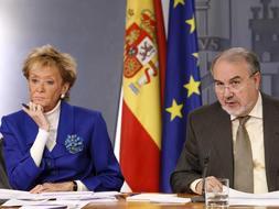 Los vicepresidentes del Gobierno, María Teresa Fernández de la Vega y Pedro Solbes, durante la rueda de prensa posterior a la reunión del Consejo de Ministros en La Moncloa. /EFE/