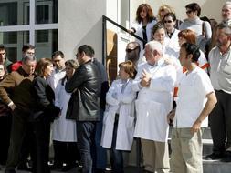 La consejera de Sanidad del ejecutivo murciano, María Angeles Palacios (5i), y el alcalde de Moratalla (Murcia), Juan Llorente (4i), durante la concentración organizada ante el centro de salud de la localidad. / Efe/