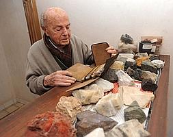 Bartolomé García, en febrero de 2010, con algunos de los minerales de la colección donada. :: P. A. / AGM/