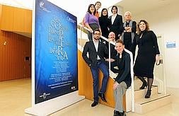 Los cantantes principales y directores artísticos que pondrán en escena 'El barbero de Sevilla'. :: VICENTE VICENS/AGM/