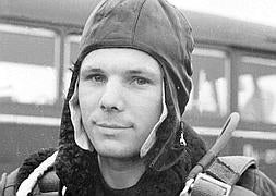 Yuri Gagarin fue el primer astronauta ruso y primer hombre que viajó al espacio. Imagen tomada durante una sesión de entrenamiento en Kirzhach / AP/