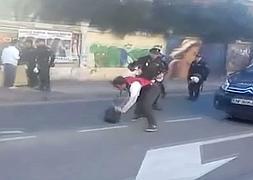Captura de un vídeo grabado por miembros de la Plataforma durante la carga policia l:: Vídeo: Raúl Hernández/ laverdad.es/
