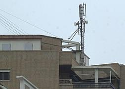 Antena de telefonía, en la azotea de un edificio de Cartagena. :: J. M. R./