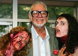 El cineasta estadounidense Georges A. Romero, rodeado de actores disfrazados de zombies. | REUTERS/Eddie Keogh/