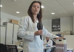 La investigadora Pilar Olivares con una garrafa de aceite de las que se extrae el biodiésel.:: Vídeo: Javi Ramos / laverdad.es/