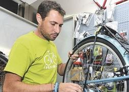 Pedro Valera muestra una bicicleta en su establecimiento dedicado a la venta y reparación. :: G. Carrión/AGM/