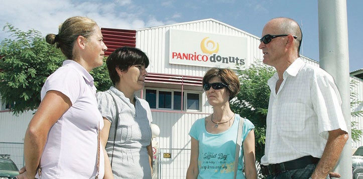 Laura García y su pareja, Toñi Gracia, conversando ayer con sus compañeros de trabajo. :: Fran Manzanera / AGM/