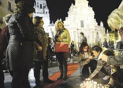 El Foro de la Mujer recordó anoche con velas a las víctimas de violencia de género en la plaza del Cardenal Belluga. :: N. García/AGM/