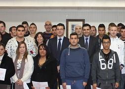 Los alumnos posan junto al alcalde pachequero.:: Ayto. Torre Pacheco/