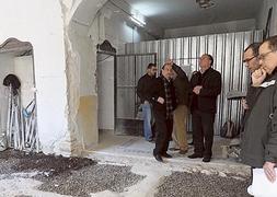 Los técnicos que se encargarán de la musealización del antiguo hospital San Juan de Dios (d) visitan, hace unos días, las obras de rehabilitación del futuro Museo Azul de la Semana Santa. :: Paco Alonso/AGM/