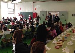 Un grupo de niños disfruta del desayuno saludable en su escuela. :: Ayto. Torre Pacheco/