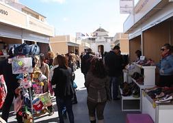 Los vecinos pasean por la feria tras su inauguración. :: Ayto. Torre Pacheco/