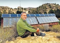 1.800 euros pagaba al año Emilio Ballester en luz para su vivienda unifamiliar de 180 metros cuadrados en Murcia. :: N. García/AGM/