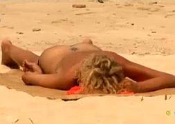 Bibiana Fernández tendida desnuda en la playa. :: Telecinco/