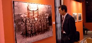 NIÑOS. Grupo infantil del asilo de San José de Calasanz con las Hijas de la Caridad que los acogían. / REPORTAJE GRÁFICO: PACO ALONSO / AGM/