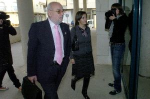 LA PRIMERA. La alcaldesa de Fuente Álamo, María Antonia Conesa, entra al juzgado junto a su abogado, Luis Ruipérez. / ANTONIA GIL / AGM/