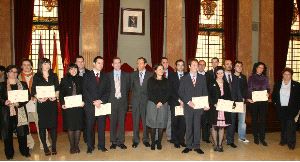 DIPLOMA ACREDITATIVO. Los galardonados, ayer, en el salón de actos, junto al alcalde Cámara y a la edil de Juventud y Empleo. / JUAN LEAL/