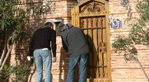 REGISTRO. Policías frente al chalé de Mariano Ayuso. / GUILLERMO CARRION/AGM/