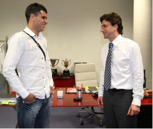 LA FIRMA. El futbolista marroquí ayer en las dependencias del club, junto al director general del Murcia, Santiago del Río. / LV/