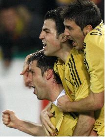 EL GOL. David Villa y Cesc abrazan a Capdevila tras marcar en la segunda parte. / EFE/