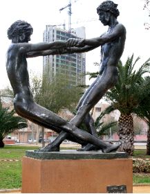 RECUPERADA. La escultura luce en el jardín de Las Tres Copas./ V.V/