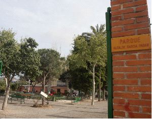 MUY CONCURRIDO. Interior de los jardines de la barriada San Ginés. / PABLO SÁNCHEZ / AGM/