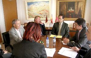REUNIÓN. El alcalde con los representantes de Turespaña en su despacho. / LA VERDAD/