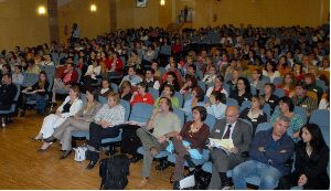 NI UN ALFILER. La previsión de matrículas en las jornadas sobre dislexia se quedó corta. Más de 300 personas asistieron al Centro Social Universitario / N. G./