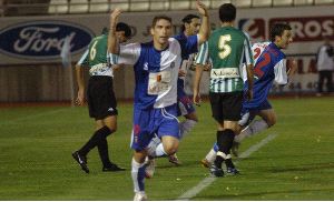 UN GOL PARA SOÑAR. Chendo celebra el gol del empate pidiendo ánimo a los espectadores del Artés Carrasco, que vivieron una jornada de fiesta. / PACO ALONSO / AGM/