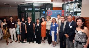 FIESTA LITERARIA. Espiedo Freire -séptima por la izquierda- junto a finalistas y miembros del jurado, ayer en Murcia. / V. VICÉNS / AGM/