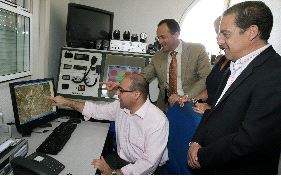 EXPLICACIÓN. Benito Mercader, Luis Gestoso y el alcalde Lázaro Mellado observan el nuevo sistema de alerta química. / JUAN LEAL/