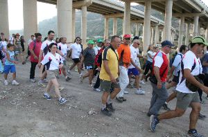 A PIE. Un grupo de senderistas, caminando hacia el Cejo de los Enamorados. / LA VERDAD/