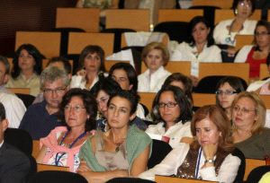 ATENTOS. Algunas de las personas que ayer asistieron a la conferencia inaugural. / V. VICÉNS / AGM/