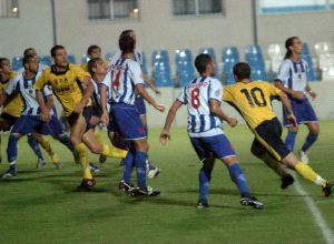 EL RUBIAL. Una jugada del partido Águilas-Alcorcón disputado anoche. / PACO ALONSO / AGM/