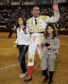 CON SUS DOS AMORES. Pepín Liria da la vuelta al ruedo acompañado de sus dos hijas, María y Jara. / JUANCHI LÓPEZ / NACHO GARCÍA/