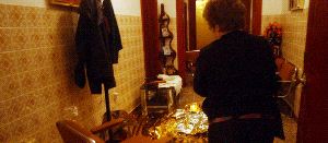 ESCENARIO DANTESCO. Una mujer, familiar del anciano dueño de la vivienda donde se produjo el crimen, accede al interior de la misma tras el levantamiento de los cadáveres. / ISRAEL SÁNCHEZ / AGM/ Vídeo: Atlas/