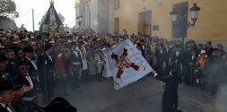 El Mayordomo juega la Bandera delante de la Virgen del Castillo. Una imagen que se lleva repitiendo 300 años./ NACHO GARCÍA / AGM/