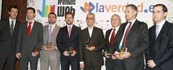 Los premiados, junto al director general de La Verdad, Daniel Gidrón (primero a la izquierda) y Juan Diego Sastre, (primero por la derecha) gerente de laverdad.es / FOTOS: JUAN LEAL / Vídeo: Canal 6/