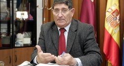 El alcalde de Águilas, Juan Ramírez Soto, en la sala de reuniones de la Alcaldía. / SONIA M. LARIO / AGM/