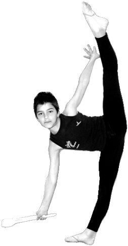 El valenciano Rubén Orihuela, campeón de España y primer gimnasta de rítmica que denunció su situación, durante un ejercicio. / LAS PROVINCIAS El gimnasta cartagenero Santiago Rodríguez, de 11 años, muestra sus habilidades antes de un entrenamiento. PABLO SÁNCHEZ / AGM/