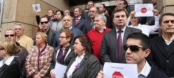 Trabajadores, representantes sindicales y la plana mayor del Servicio Murciano de Salud, ayer en la concentración en repulsa por el asesinato. / MARTÍNEZ BUESO / AGM / Vídeo: Canal 6/