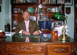 El doctor Juan José López, en la clínica en Cartagena para la que recibió autorización de Sanidad. / LV/