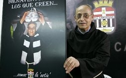 El padre Turpín muestra el cartel de la campaña, el lunes. / J. M. RODRÍGUEZ / AGM/