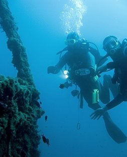 Inspección del casco del remolcador. / LV Inicio de la inmersión junto a La Algameca. / LV/
