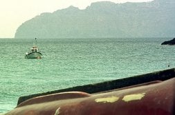 Un pesquero faena con el perfil de Cabo Tiñoso recortado en el horizonte. / J. M. RODRÍGUEZ / AGM/
