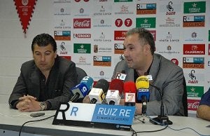 Ángel Presa (d) en la rueda de prensa en la que se presentó a 'Paquete' Higuera (i). / P. RE/