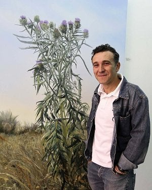 Nicolás de Maya ante uno de los óleos de gran formato expuestos./ J. LEAL/