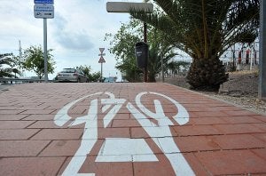 Tramo de la ciclocalle entre el cruce del barrio de La Viña y la rotonda de San Antonio. / PACO ALONSO / AGM/