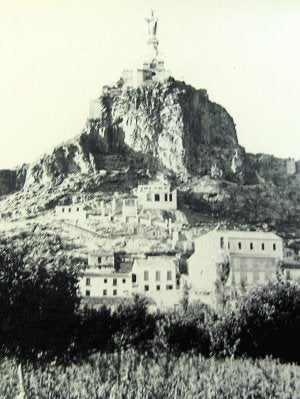 La antigua imagen sobre el cerro de Monteagudo. :: ARCHIVO MUNICIPAL/